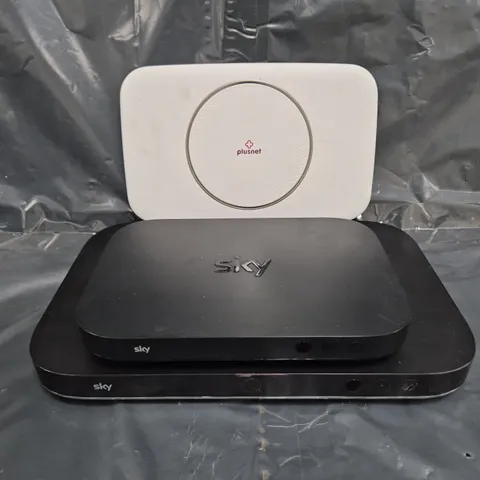 APPROXIMATELY 5 ASSORTED HOUSEHOLD ITEMS TO INCLUDE PLUSNET ROUTER, SKY Q BOX, ETC