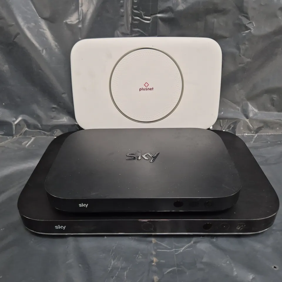 APPROXIMATELY 5 ASSORTED HOUSEHOLD ITEMS TO INCLUDE PLUSNET ROUTER, SKY Q BOX, ETC