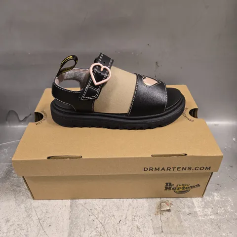 BOXED PAIR OF DR MARTENS MARLOWE HEARTS CHILDRENS SHOES - 2