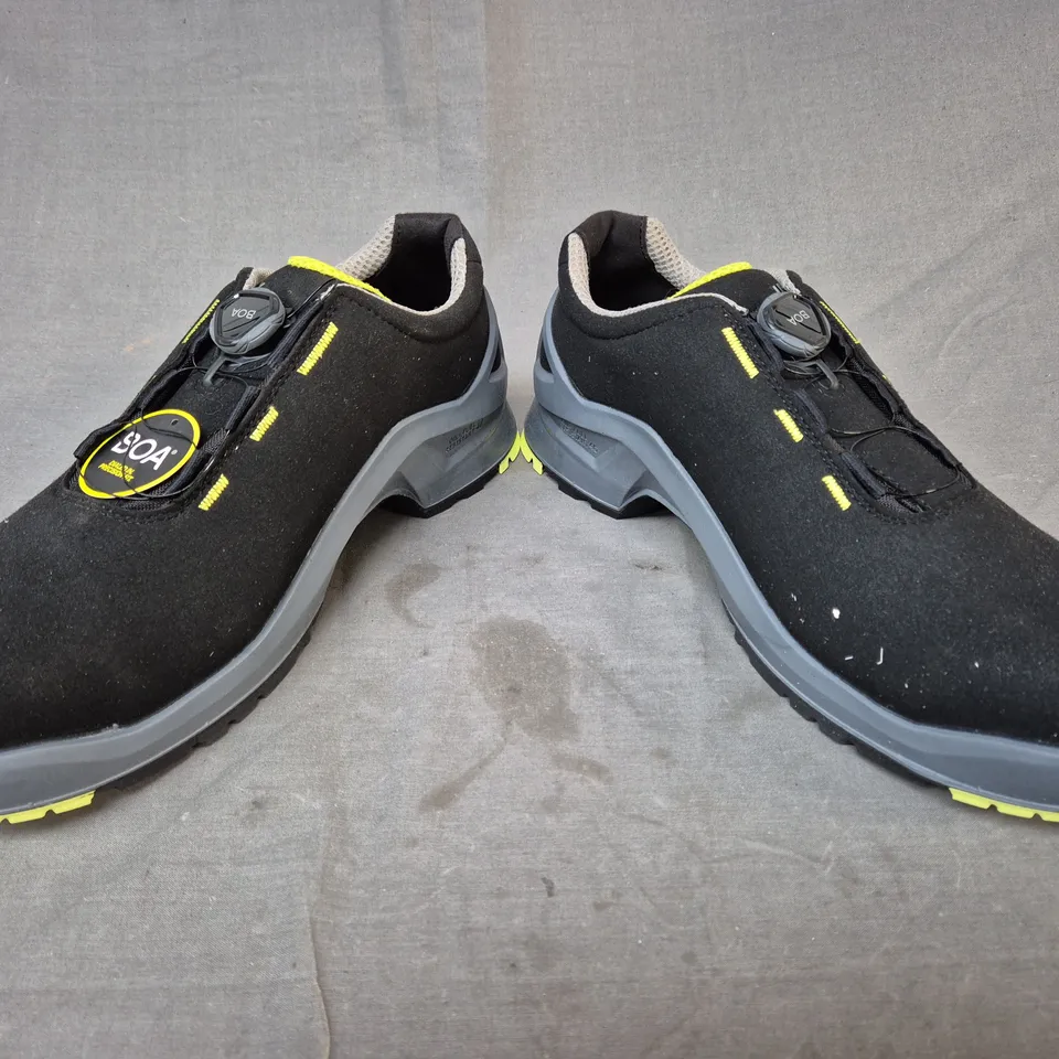 BOXED PAIR OF UVEX SHOES IN BLACK/YELLOW UK SIZE 11