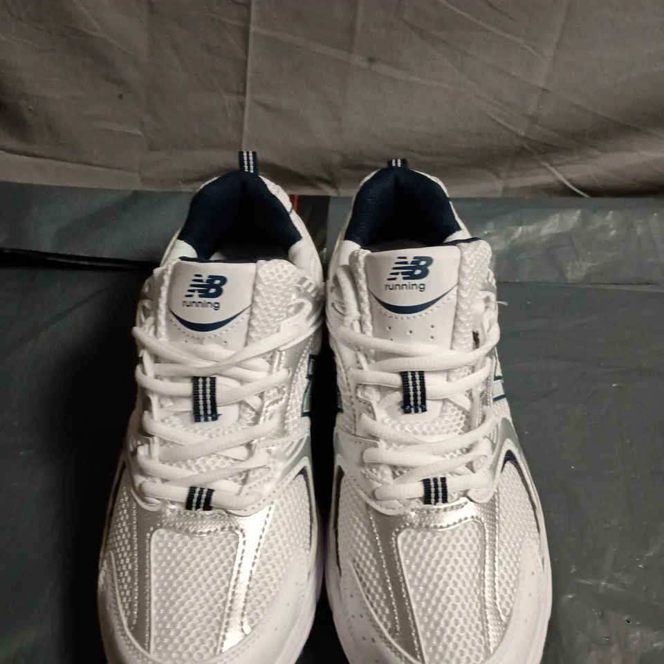 UNBOXED PAIR OF NEW BALANCE ABZORB 530 SHOES – UK SIZE 8