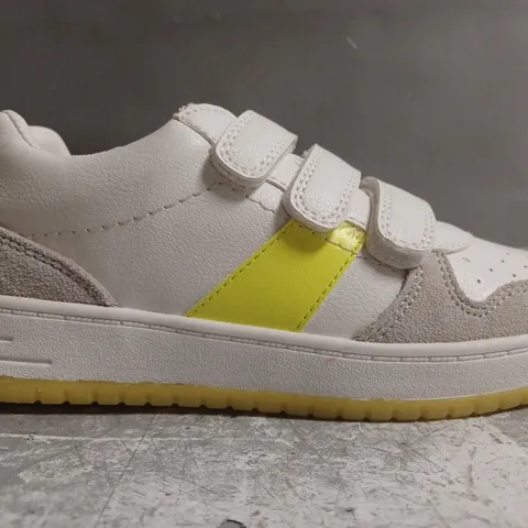 BOXED PAIR OF LAREDOUTE VELCRO STRAP TRAINERS IN WHITE/LIME SIZE EU 33