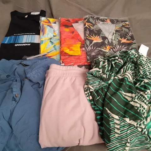 APPROXIMATELY 20 ASSORTED CLOTHING ITEMS IN VARIOUS SIZES AND STYLES TO INCLUDE - SHIRTS, DRESSES, JOGGERS, ETC