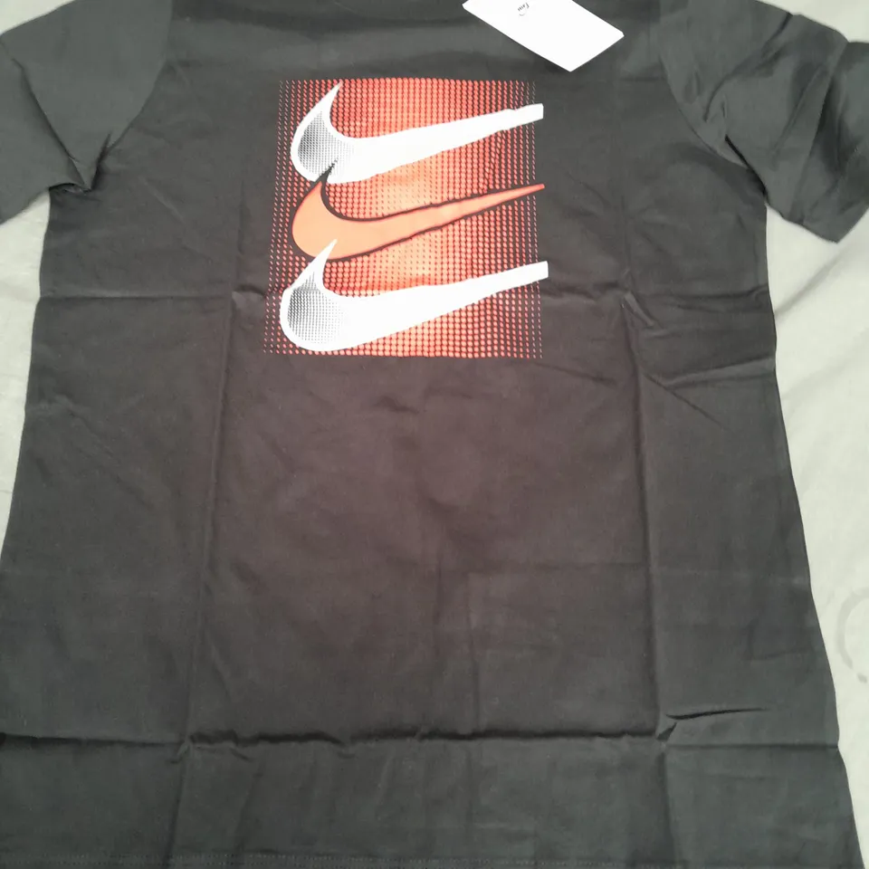 NIKE KIDS THREE SWOOSH BLACK T-SHIRT - L