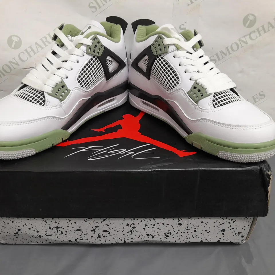 BOXED PAIR OF NIKE WOMENS AIR JORDAN 4 RETRO SHOES IN WHITE/GREEN UK SIZE 7.5