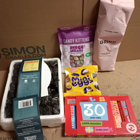 APPROXIMATELY 12 ASSORTED FOOD & DRINK ITEMS TO INCLUDE GRIND HOUSE BLEND MINI EGGS, CANDY KITTENS DISCO DREAMS, ETC - COLLECTION ONLY