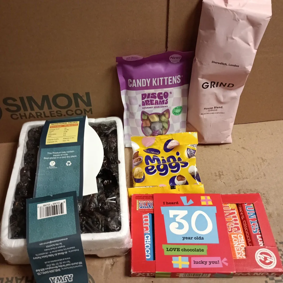 APPROXIMATELY 12 ASSORTED FOOD & DRINK ITEMS TO INCLUDE GRIND HOUSE BLEND MINI EGGS, CANDY KITTENS DISCO DREAMS, ETC - COLLECTION ONLY