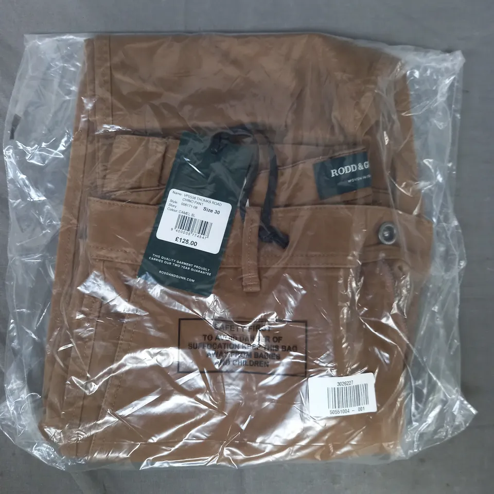 RODD & GUNN THOMAS ROAD CHINO PANTS IN CAMEL SIZE 30/30