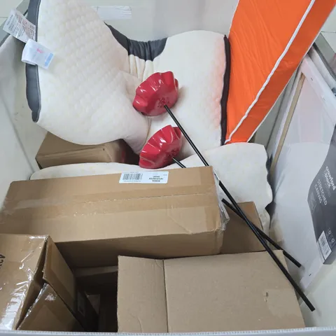 CAGE OF APPROXIMATELY 15 ASSORTED ITEMS TO INCLUDE STRETCHED CANVAS, SUNLOUNGER CUSHION, FLY SWATTER, ETC - COLLECTION ONLY