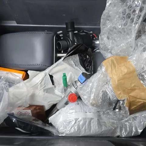 APPROXIMATELY 6 ASSORTED VEHICLE PARTS & ACCESSORIES TO INCLUDE CONVERSION BRACKET, RATCHET STRAP, WATER PUMP, ETC