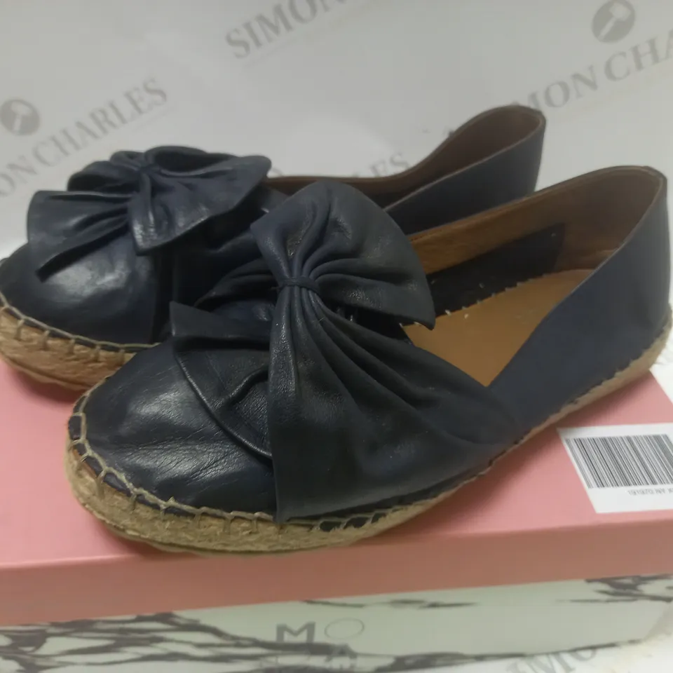 BOXED ARINETTI NAVY LEATHER SANDEL - SIZE 6