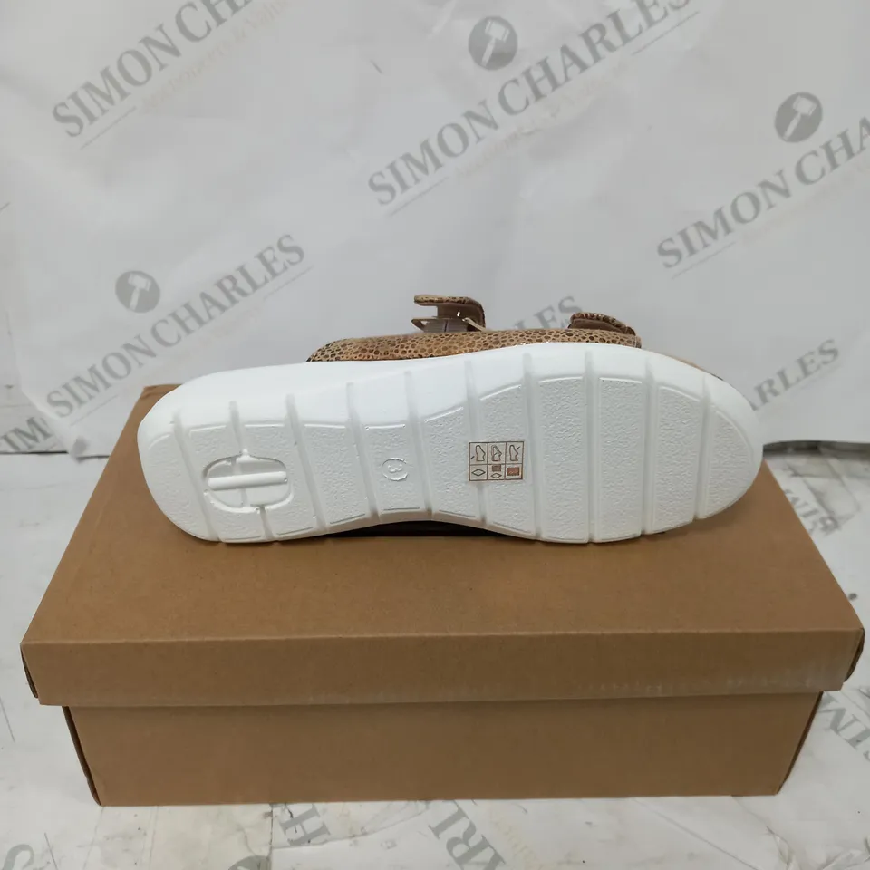 BOXED PAIR OF CUSHION WALK STRAPPY SANDALS IN GOLD - SIZE 3