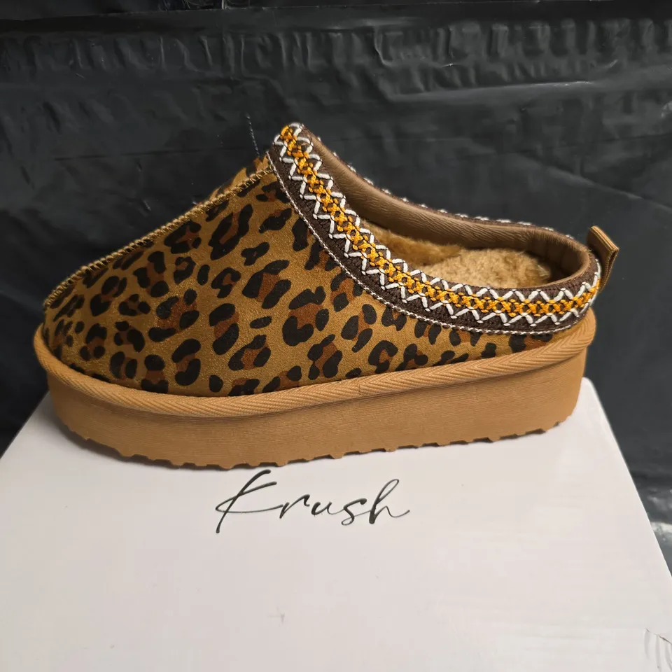 KRUSH LEOPARD PRINT MICROFIBER SLIPPERS – LS8890, SIZE 4, BOXED