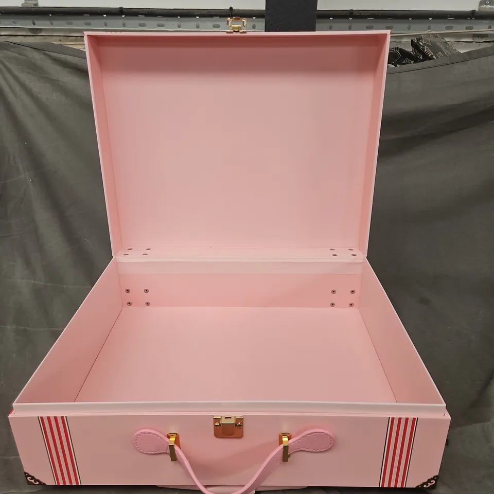 PLOUISE THE SLEIGH OVER TRAVEL CASE IN PINK