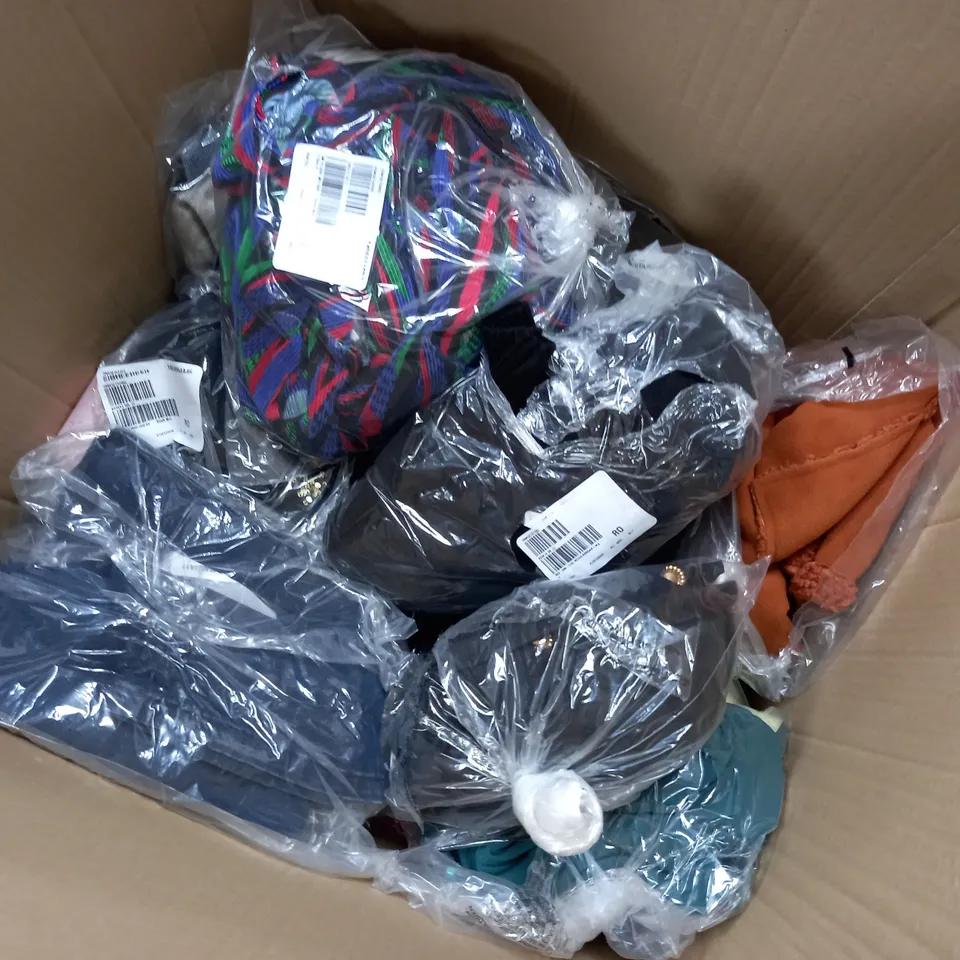 APPROXIMATELY 20 ASSORTED CLOTHING ITEMS TO INCLUDE DRESSES, JACKETS, BLOUSE, ETC