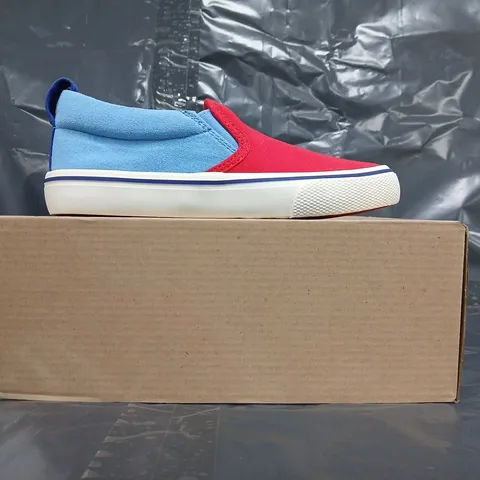 BOXED PAIR OF MINI BODEN KIDS CANVAS SLIP-ON SHOES IN RED/BLUE SIZE EU SIZE 30