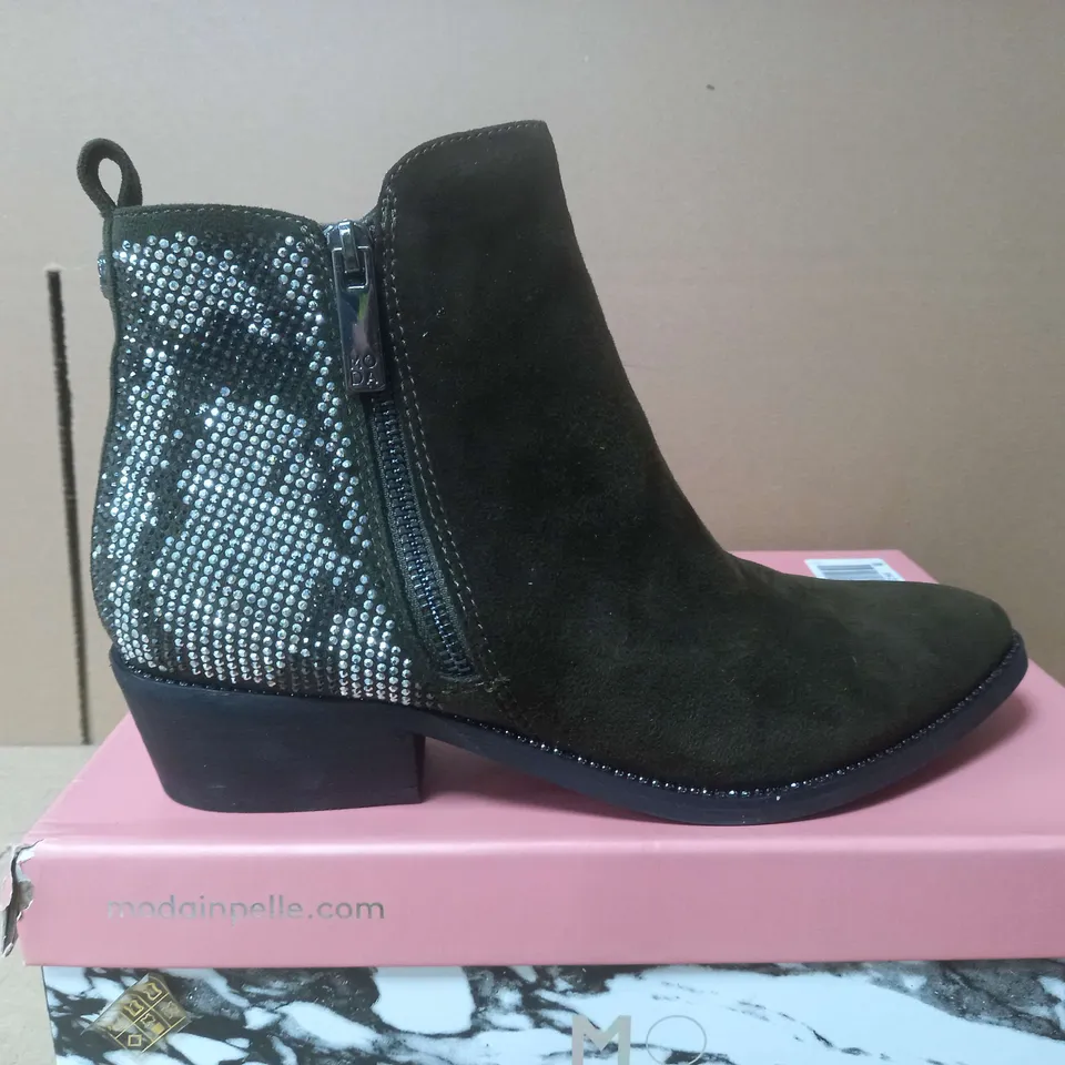 BOXED MODA IN PELLE LIGHT KHAKI HEEL BOOTS - UK 6