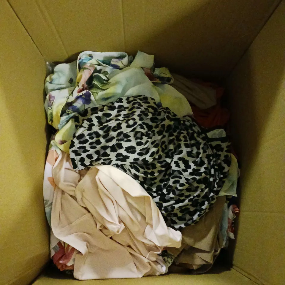 APPROXIMATELY 20 LADIES CLOTHING ITEMS TO INCLUDE TOPS, DRESSES AND BAGS