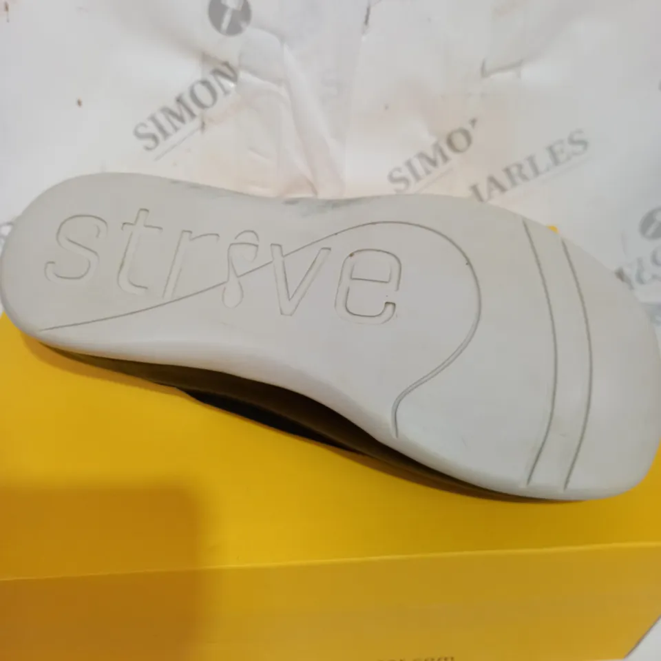 BOXED STRIVE BLACK BLUESTRIPE SANDALS SIZE 7