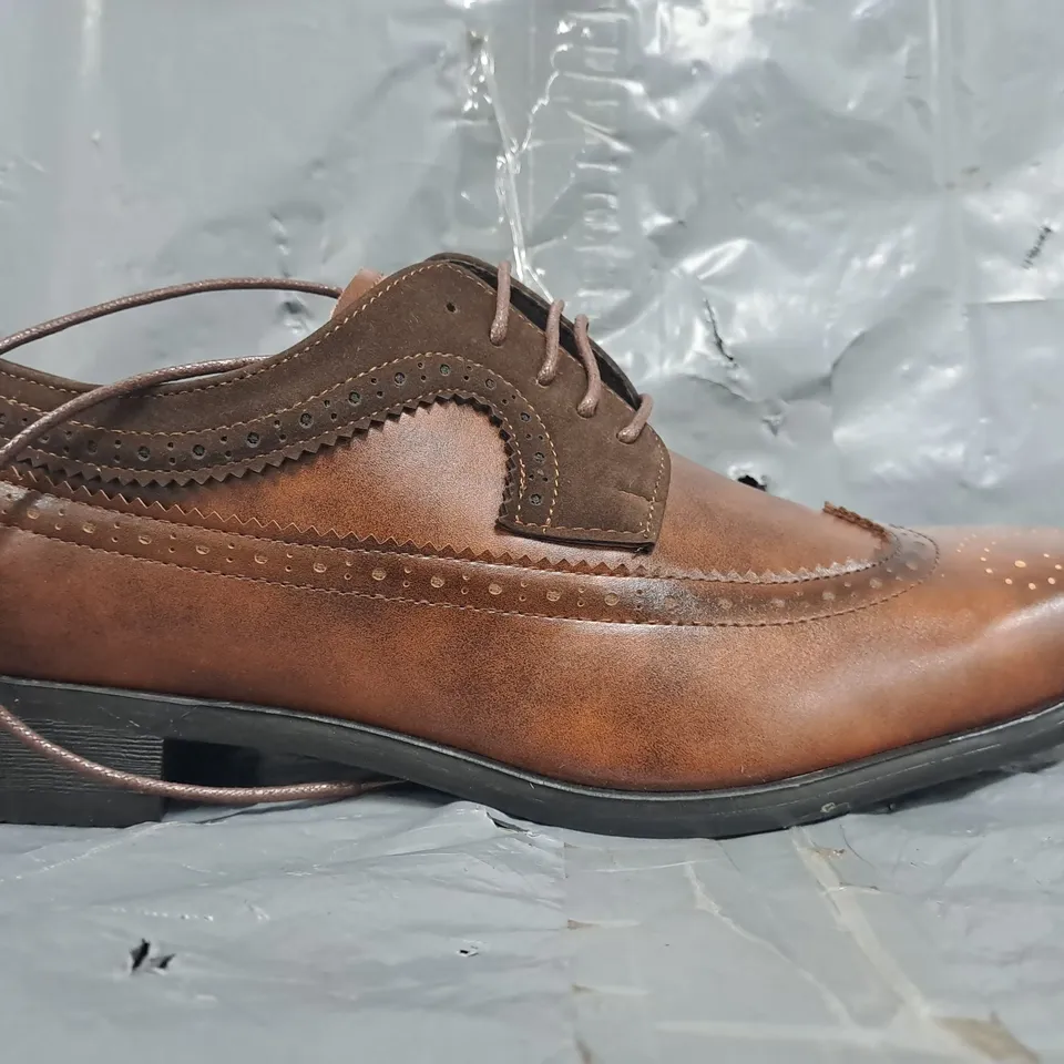 BOXED PAIR OF UNBRANDED LACE UP SHOES IN BROWN SIZE EU 45