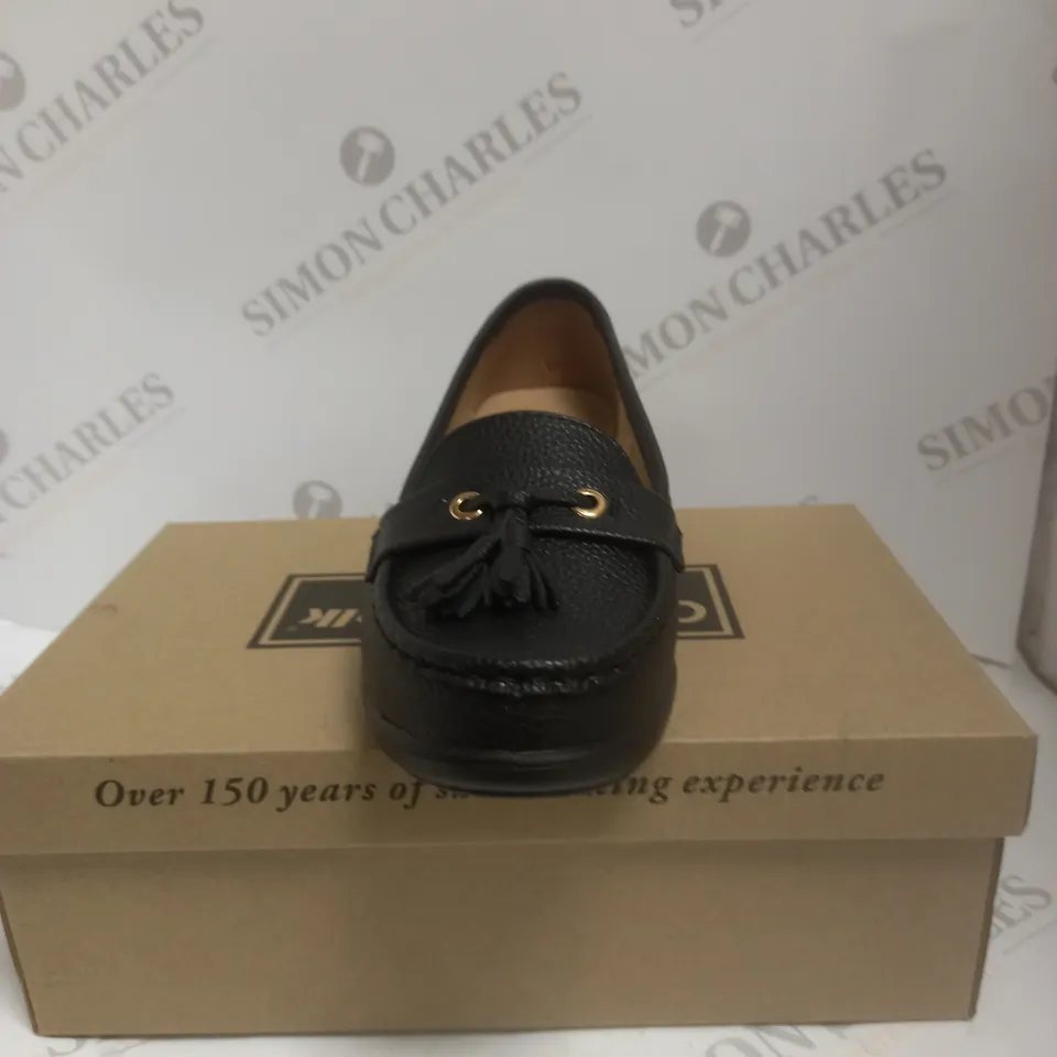 BOXED PAIR OF CUSHION WALK TASSLE LOAFERS - 5