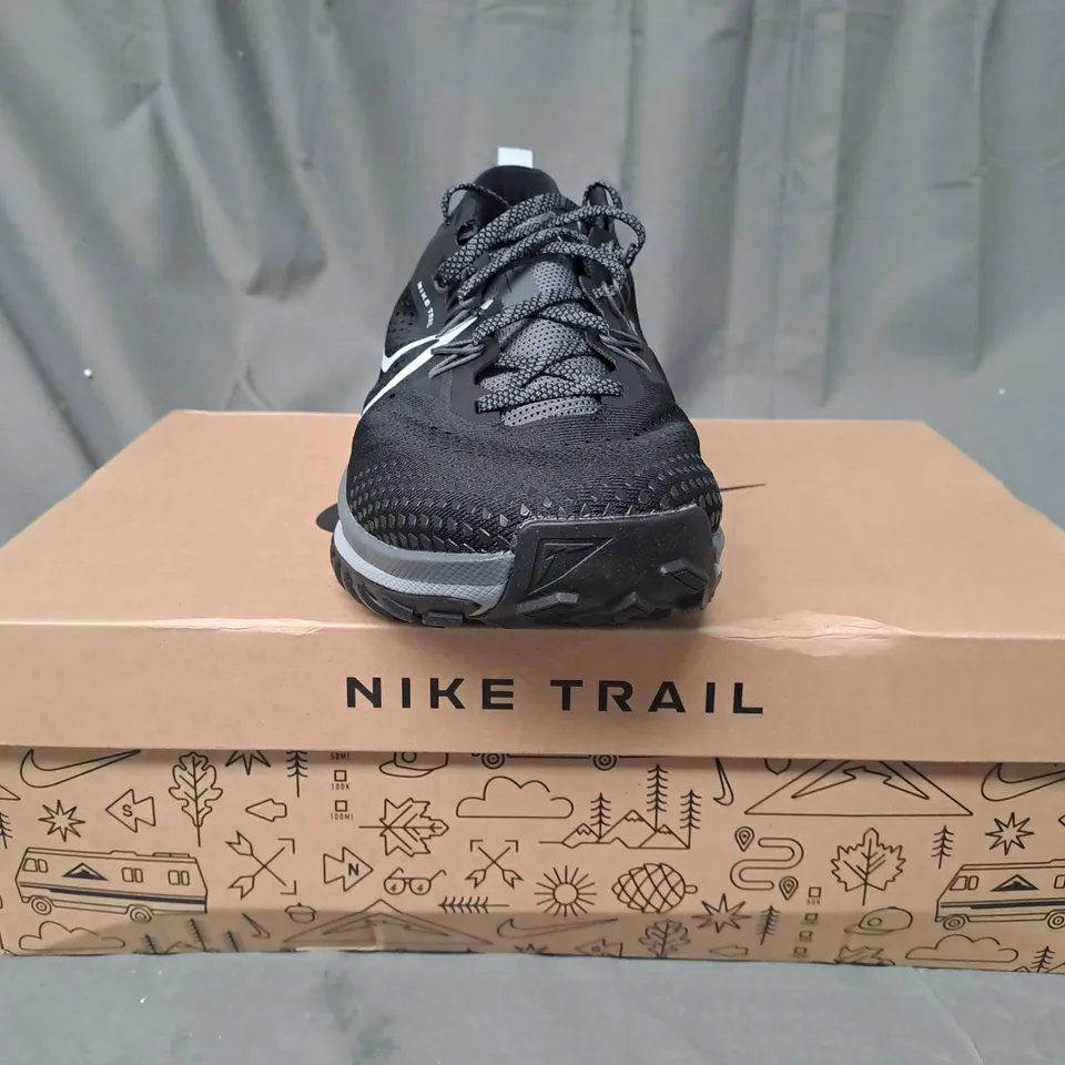 BOXED PAIR OF NIKE REACT PEGASUS TRAIL 4 SHOES IN BLACK/GREY UK SIZE 11.5