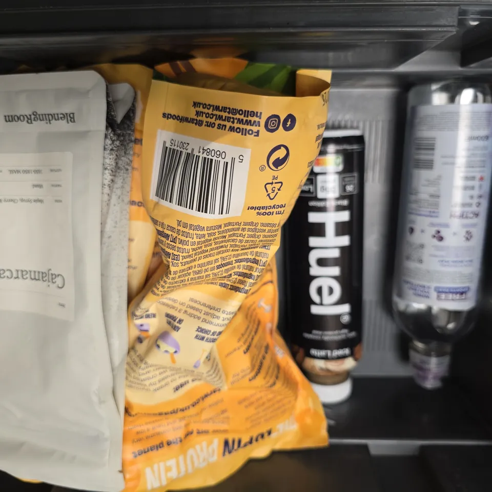 APPROXIMATELY 9 ASSORTED FOOD & DRINK ITEMS TO INCLUDE - HUEL SALTED CARAMEL , H&B NUTRITIONAL YEAST FLAKES ETC