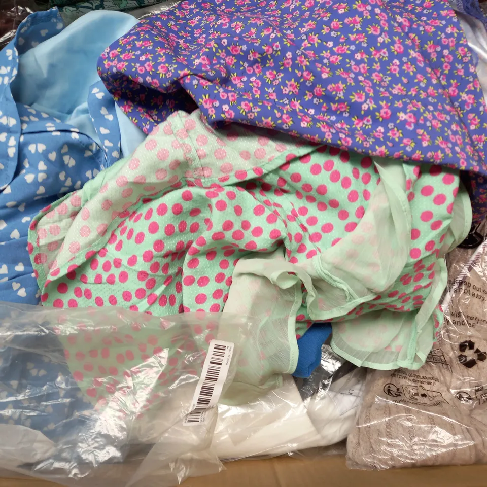 BOX OF APPROXIMATELY 25 ASSORTED CLOTHING ITEMS TO INCLUDE - WALLET , SHORTS , TOP ETC