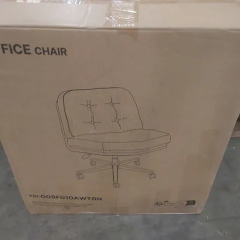 BOXED OFFICE CHAIR IN WHITE