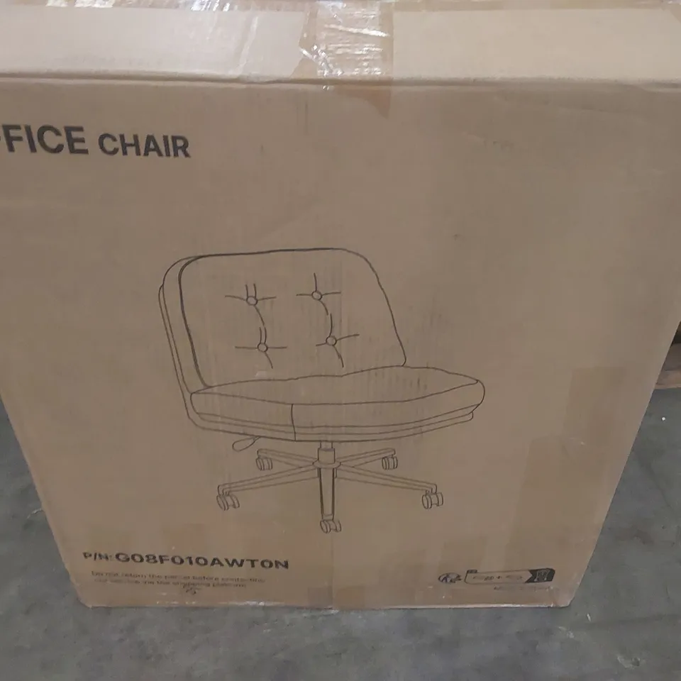 BOXED OFFICE CHAIR IN WHITE