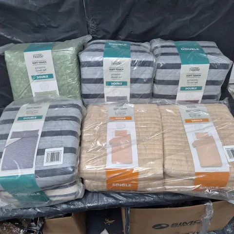 BOX OF APPROXIMATELY 8 ASSORTED BEDDING & SOFT FABRICS ITEMS TO INCLUDE DUVET SETS 