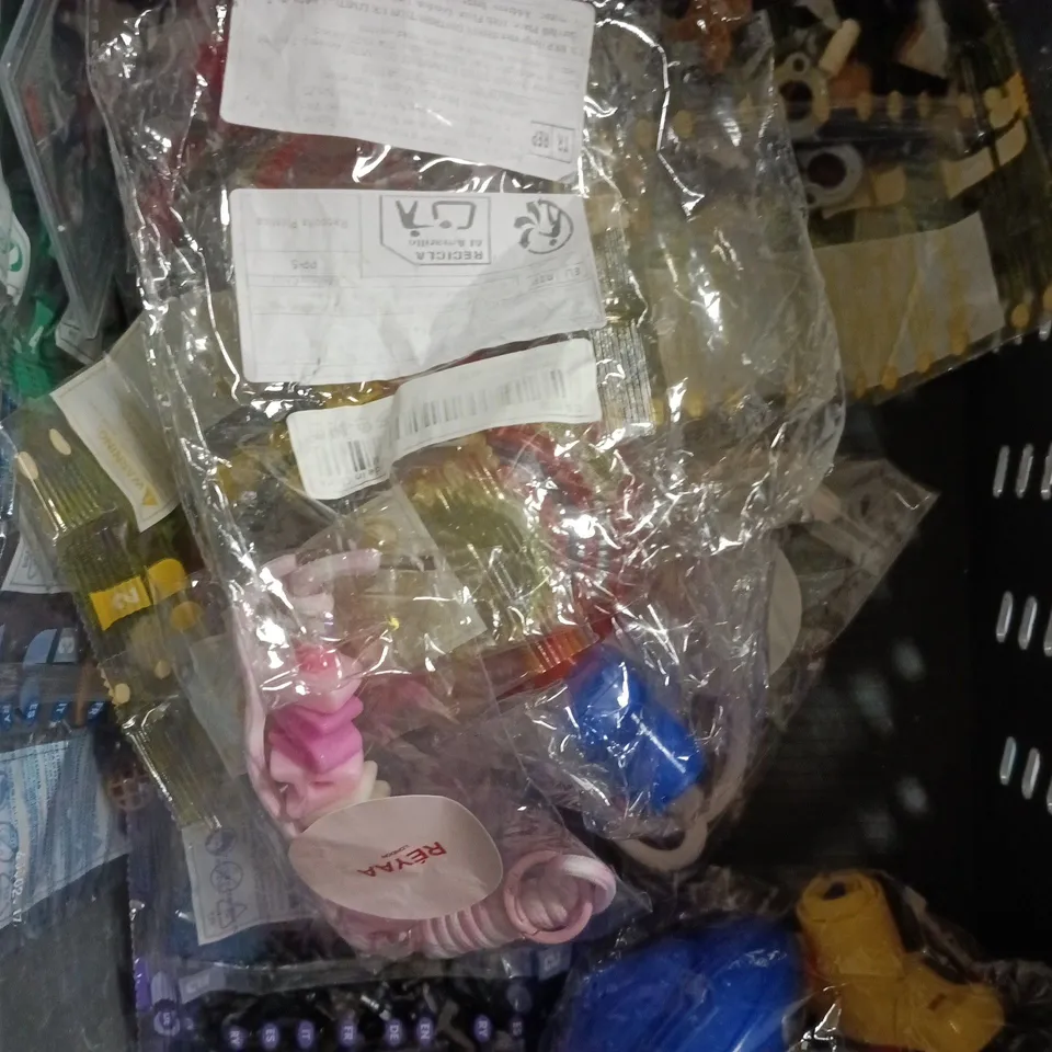APPROXIMATELY 10 ASSORTED TOYS & GAMES PRODUCTS TO INCLUDE FLOAT BANDS, LEGO FIGURE, PLUSH TOY ETC 
