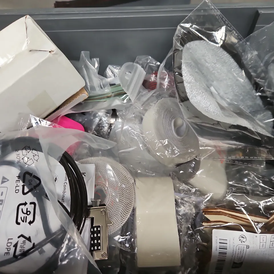 APPROXIMATELY 14 ASSORTED HOUSEHOLD ITEMS TO INCLUDE ESSENTIAL OILS, PADLOCK, SMOL LAUNDRY CAPSULES, ETC