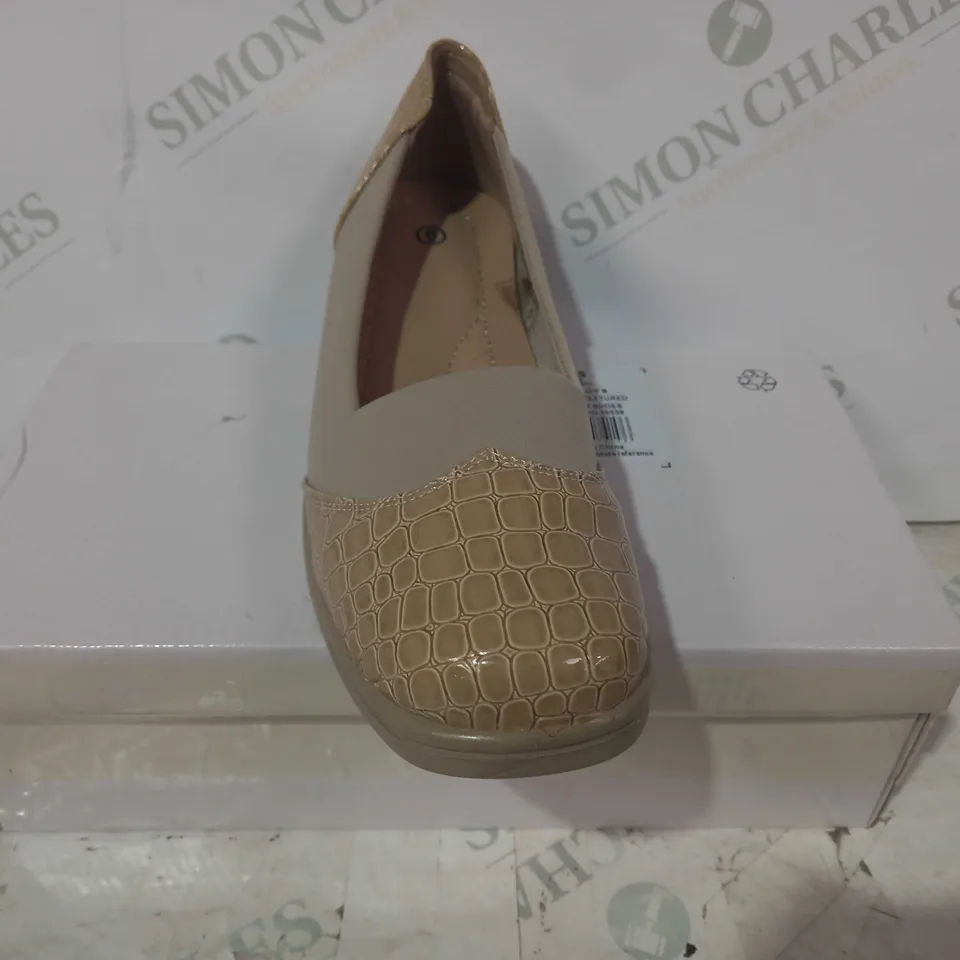 BOXED PAIR OF DESIGNER TEXTURED SLIP-ON COMFORT SHOES IN OYSTER COLOUR SIZE 6