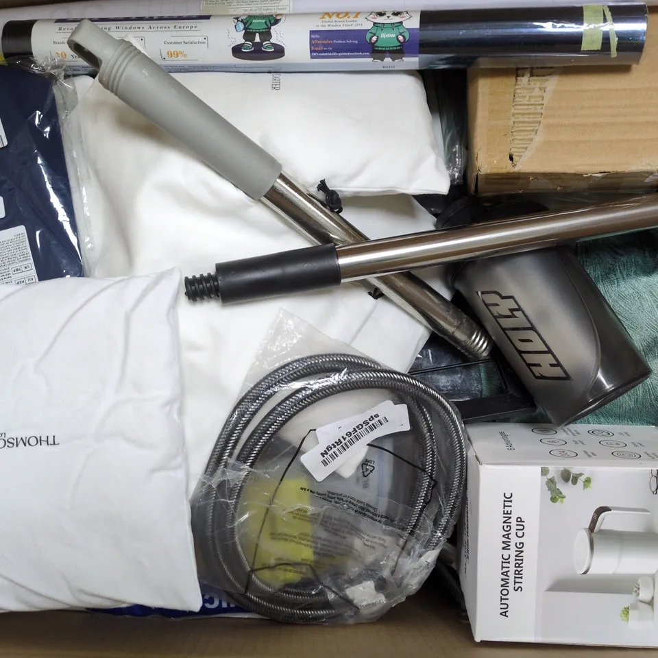 APPROXIMATELY 15 ASSORTED HOUSEHOLD PRODUCTS TO INCLUDE AUTOMATIC STIRRING CUP, FITTED SHEET, HOLY SHAKER BOTTLE, ETC - COLLECTION ONLY