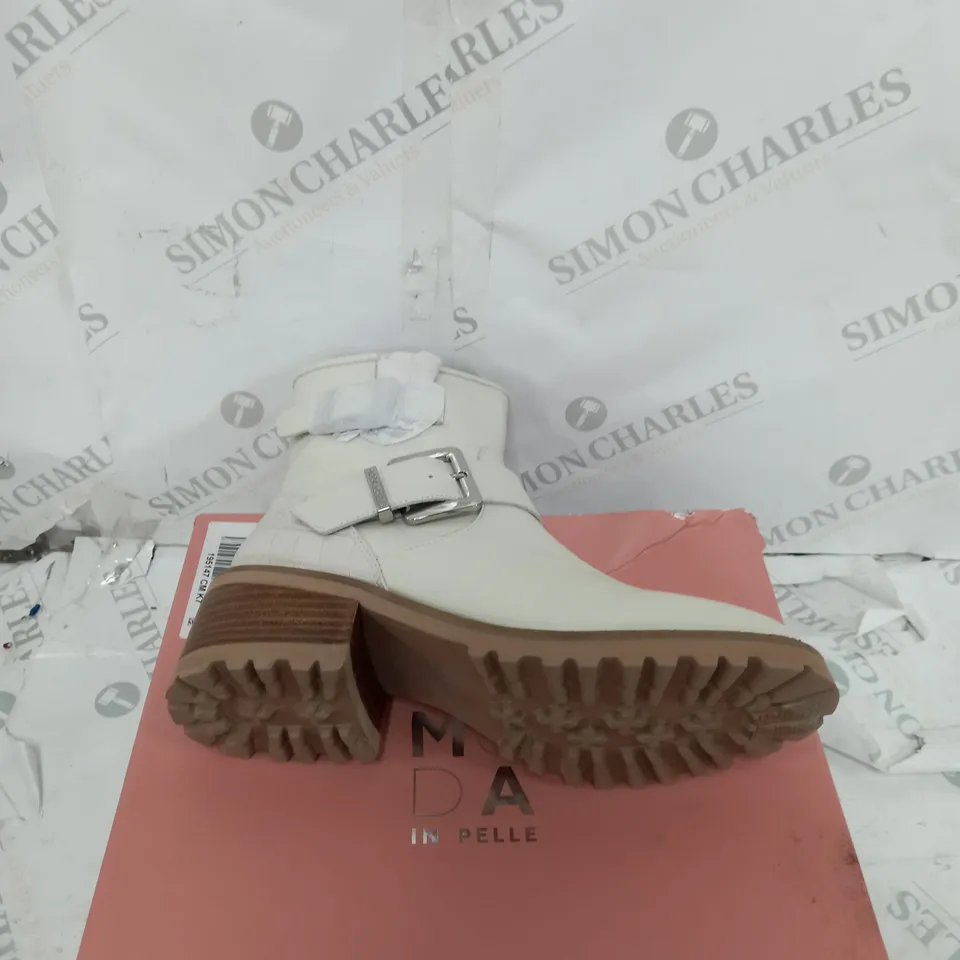 BOXED PAIR OF MODA IN PELLE CORNELIA BIKER BOOTS IN CREAM UK SIZE 7