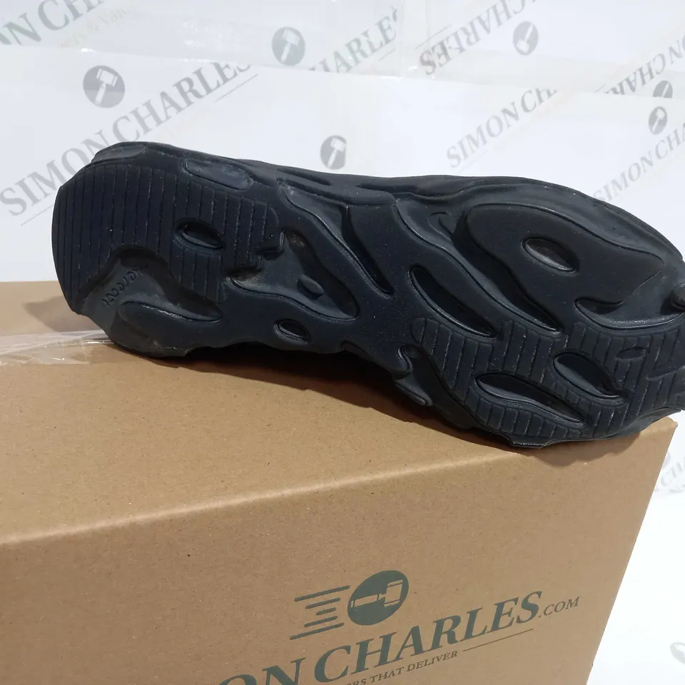 BOXED NIKE LACED TRAINING SHOES IN BLACK - UK SIZE 9
