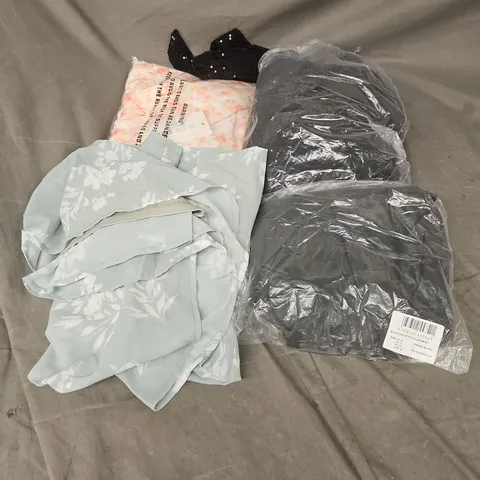 APPROXIMATELY 20 ASSORTED CLOTHING ITEMS IN VARIOUS STYLES AND SIZES 