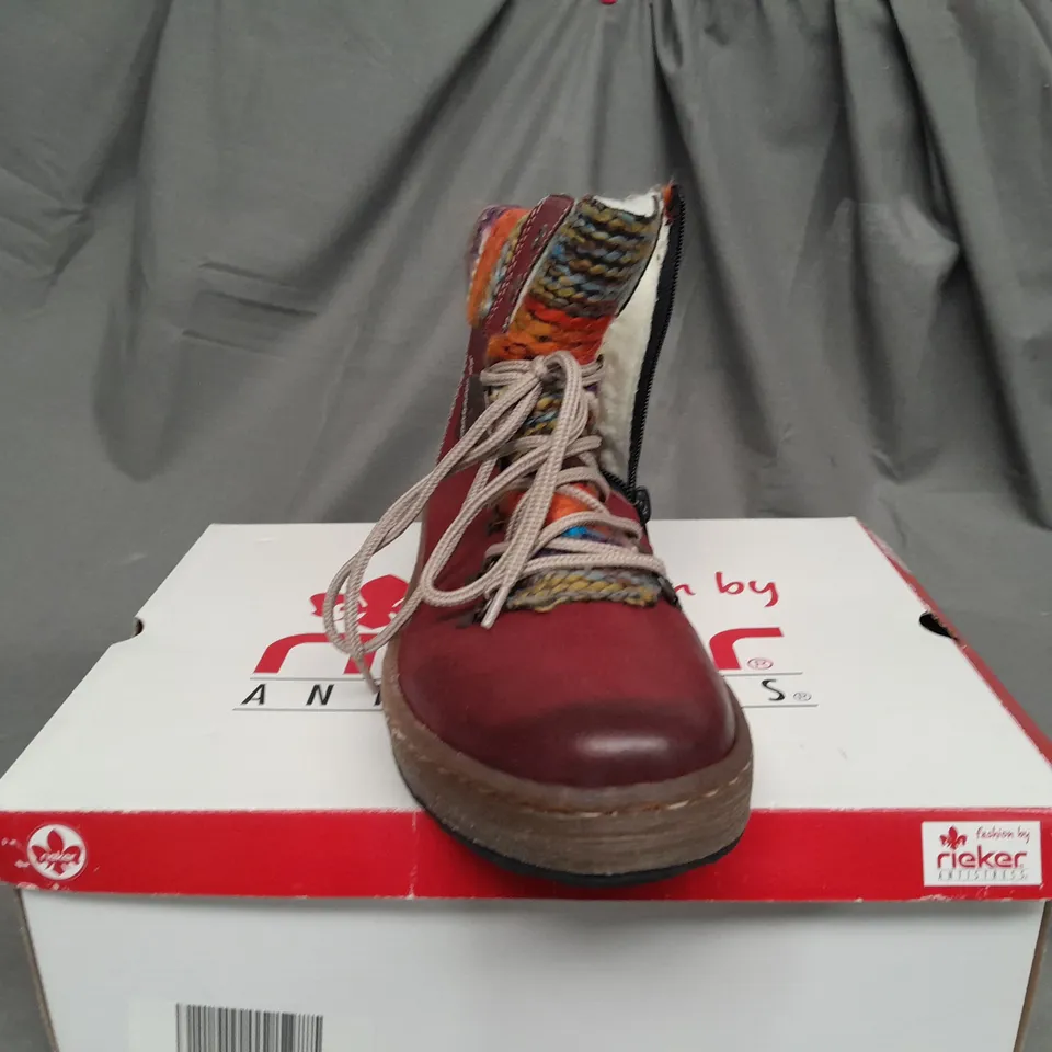 BOXED PAIR OF RIEKER FLEECE LINING BOOTS IN MAROON - UK 7 1/2