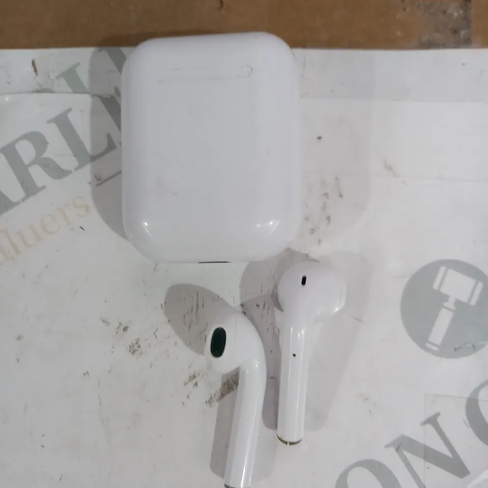 DESIGNER WIRELESS IN EAR HEADPHONES WITH CHARGING CASE IN WHITE 