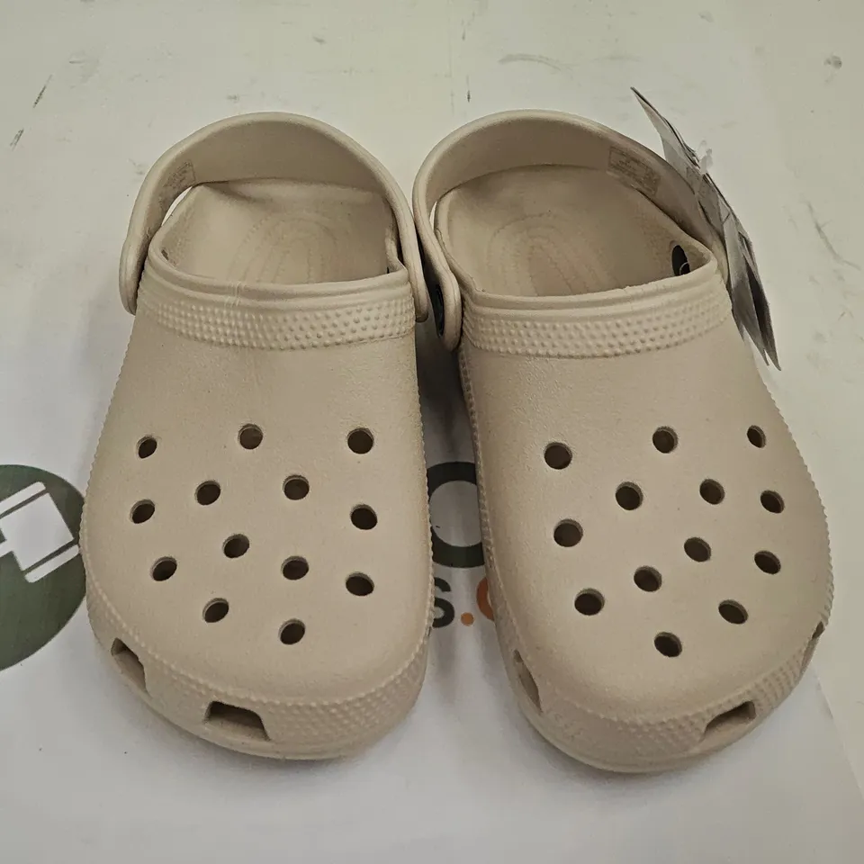 CROCS CLASSIC CLOG – KIDS, RELAXED FIT, BEIGE UK J2