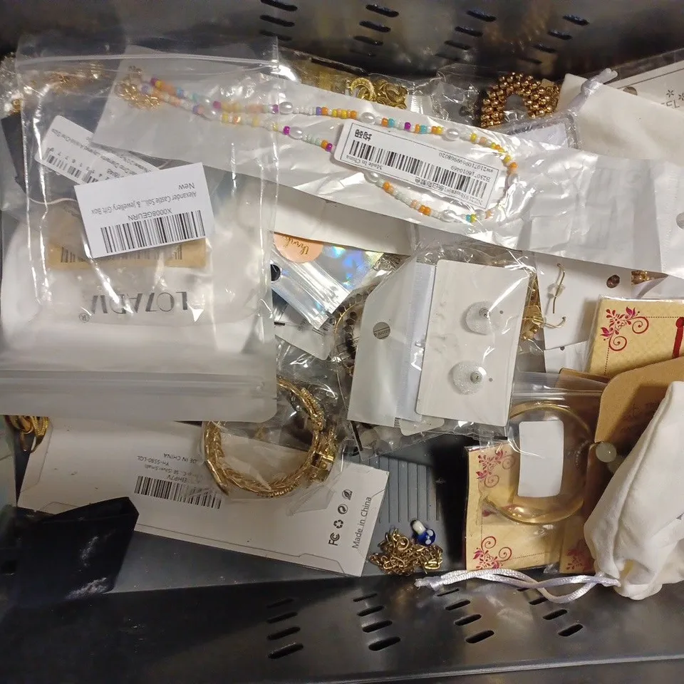BOX OF APPROX 20 ASSORTED ITEMS TO INCLUDE MUSKAN RAKHI BRACELET, RAVEL WATCH, A PROTECTIVE WATCH CASE, ETC. 