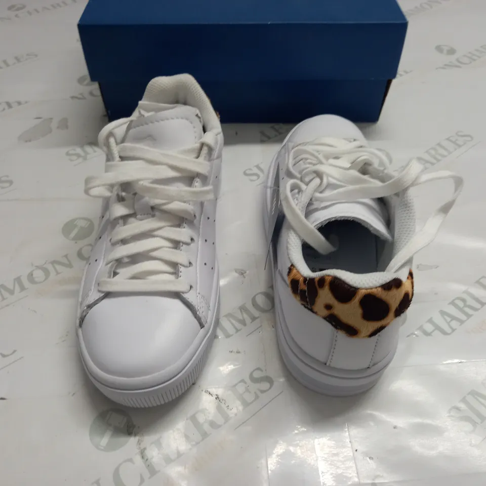 BOXED PAIR OF K-SWISS OF COURT FRASCO 2 TRAINERS IN WHITE - UK 4