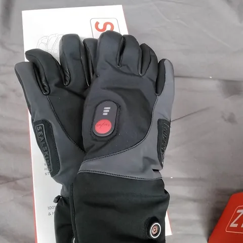 BOXED PAIR OF SEALSKINZ UPWELL WATERPROOF HEATED CYCLE GLOVE