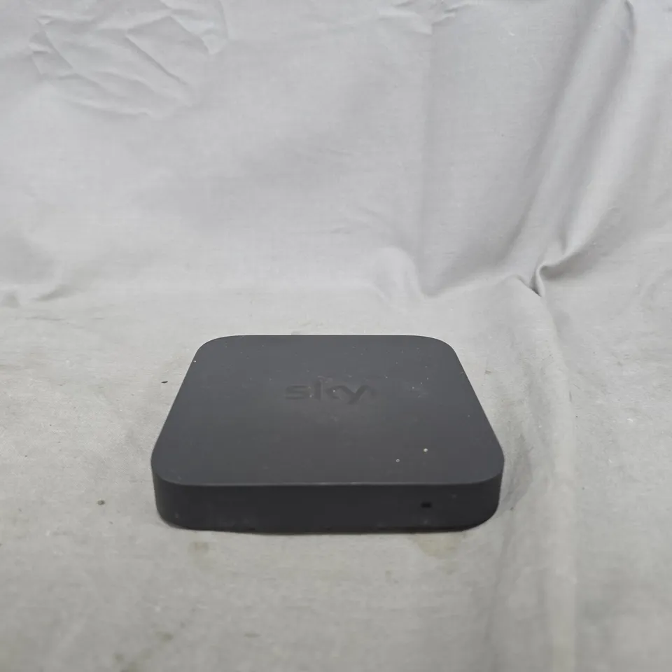 MIXED BOX OF BROADBAND/ELECTRICALS APPROXIMATELY 20 ITEMS TO INCLUDE: BT ROUTER, SKY ROUTER AND ROUTER BOX