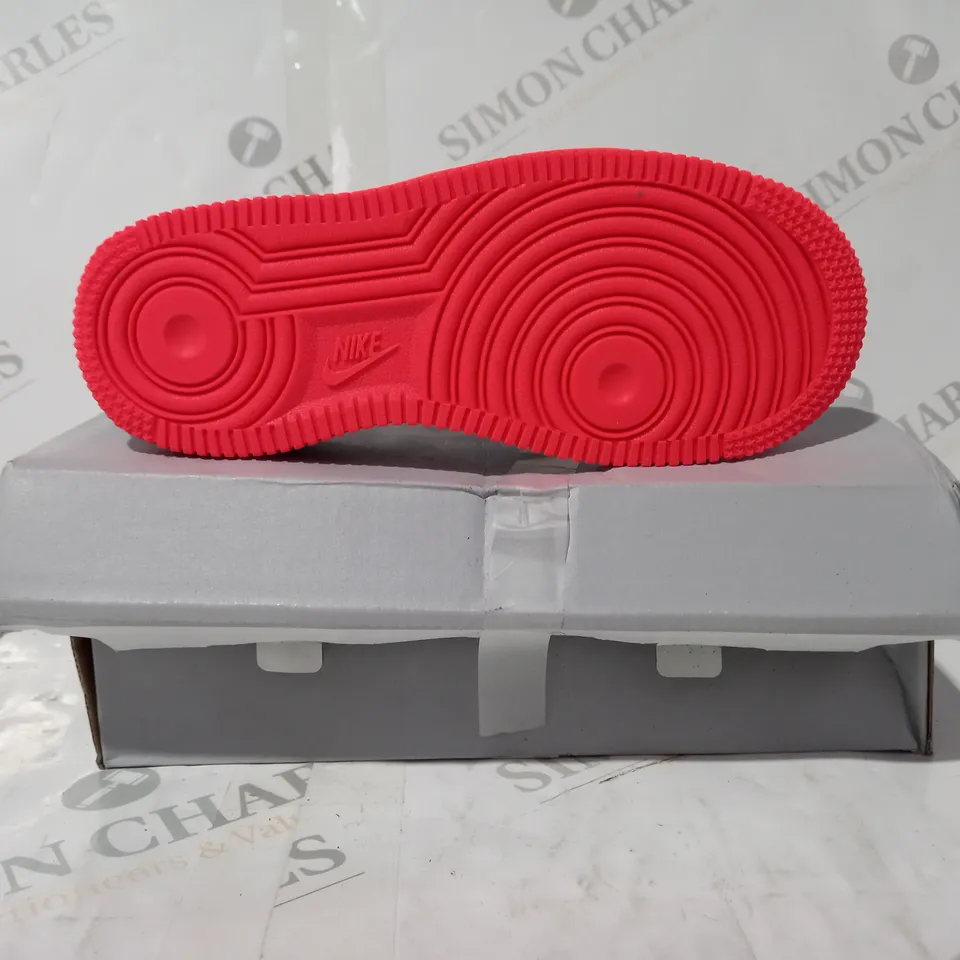 BOXED PAIR OF NIKE FORCE 1 KIDS SHOES IN GREY/BRIGHT CRIMSON UK SIZE 12