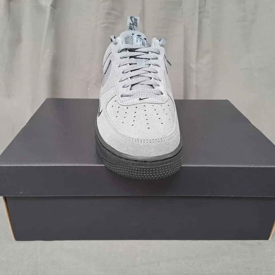 BOXED PAIR OF NIKE AIR FORCE 1 '07 LV8 SHOES IN GREY UK SIZE 8