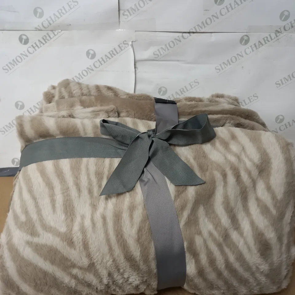 COZEE HOME PRINTED FAUX FUR AND VELVETSOFT 4 PIECE DUVET SET