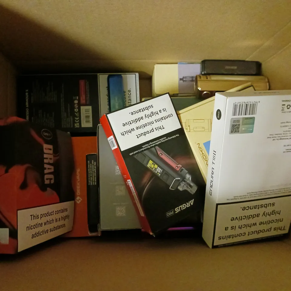 APPROXIMATELY 20 VAPES & E-CIGARETTES TO INCLUDE INNOKIN ENDURA S1, VOOPOO DRAG 4, ASPIRE POCKEX, ETC