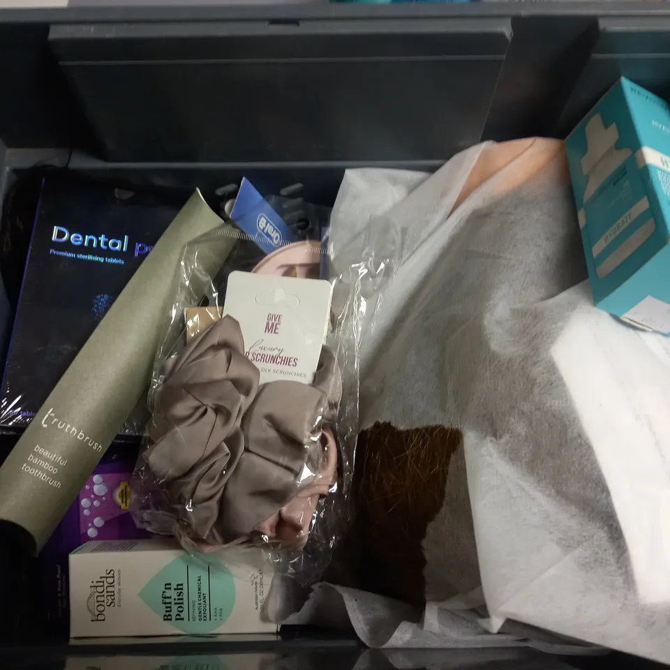 BOX OF APPROXIMATELY 20 COSMETIC ITEMS TO INCLUDE - SENSODYNE TOOTHPASTE - ANTI-SNORE MOUTHPIECE - SPF 50 SUN LOTION - ETC 